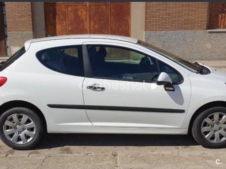 Usado Peugeot 207 70 CV (51 kW) 2010 Blanco Berlina