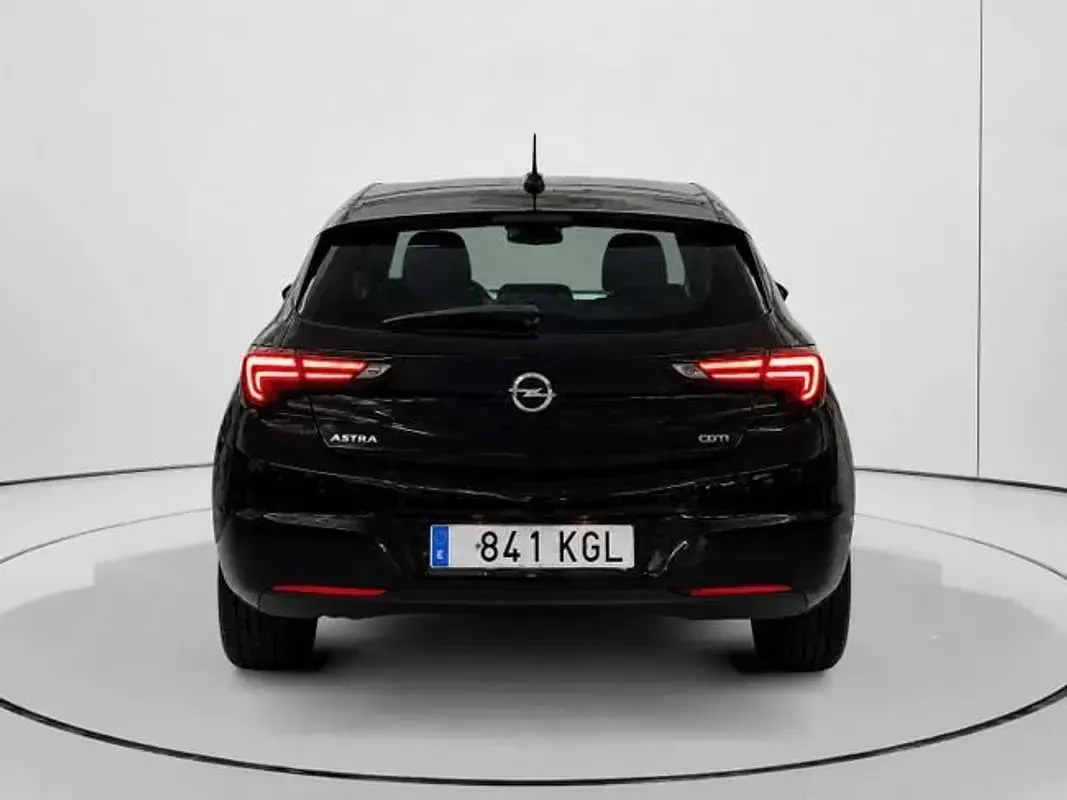 Usado Opel Astra Dynamic 136 CV (100 kW) 2017 Negro Utilitario
