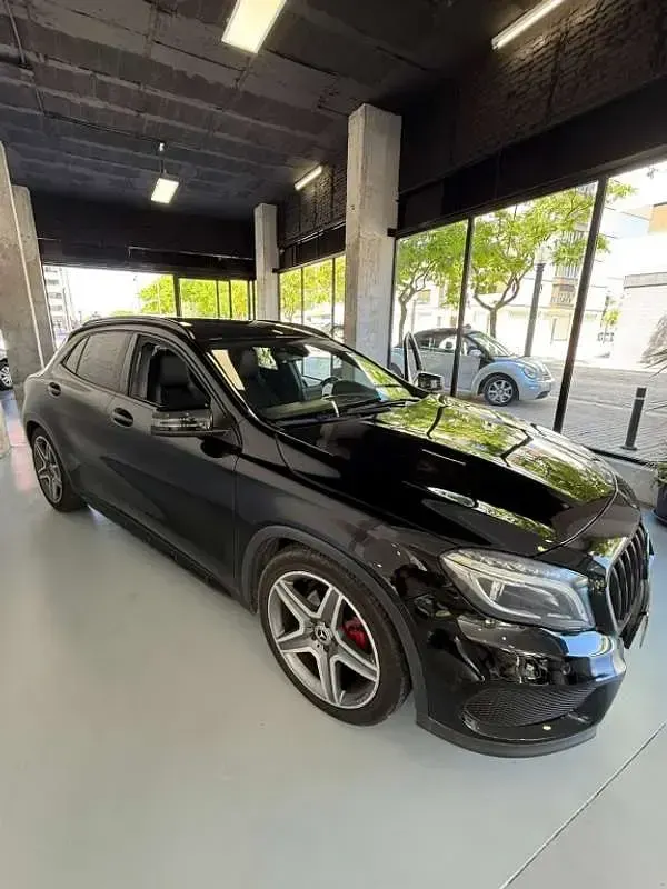 Usado Mercedes GLA180 AMG line 122 CV (89 kW) 2016 Negro SUV