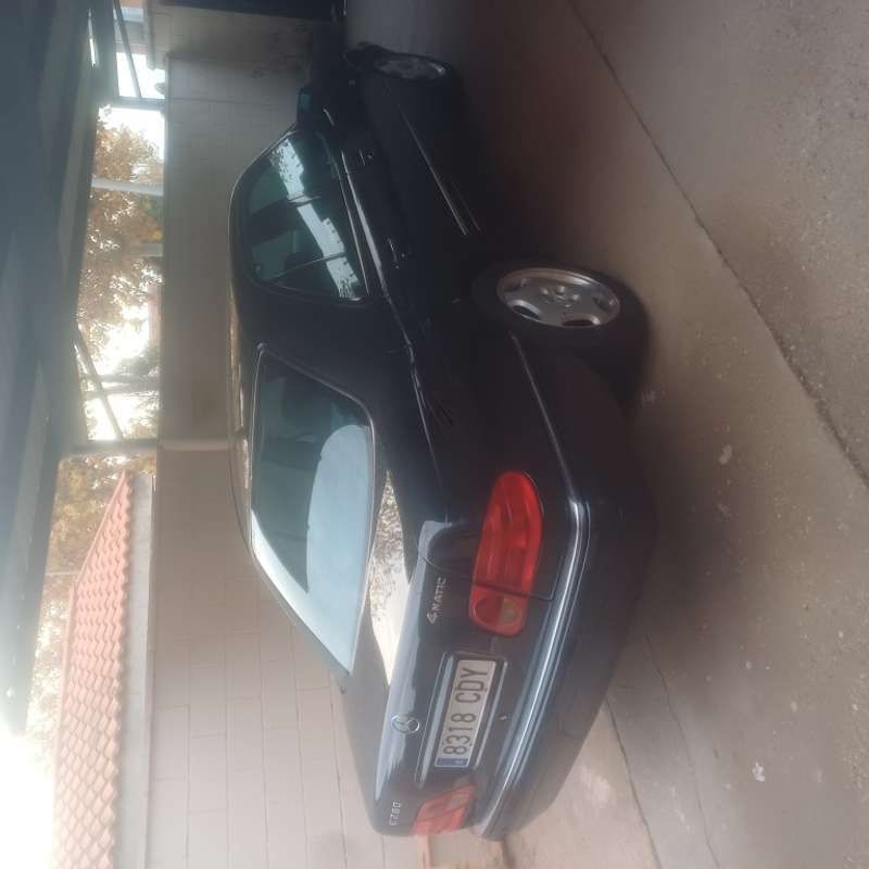 Usado Mercedes E280 Avantgarde 204 CV (150 kW) 1998 Azul Berlina