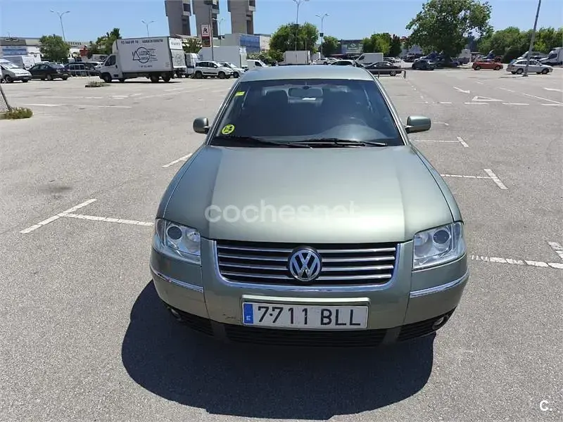 Usado VW Passat Highline 170 CV (125 kW) 2001 Gris / plata Berlina