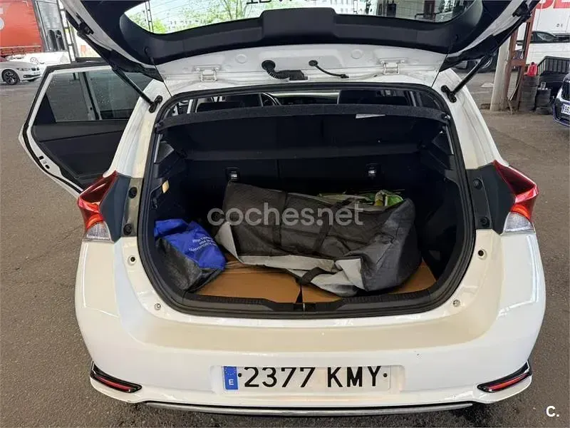 Occasion Toyota Auris Hybrid Business Edition 136 PK (100 kW) 2018 Wit Sedan