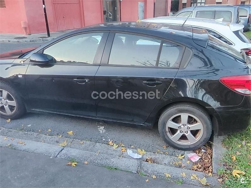 Usado Chevrolet Cruze LT 124 CV (91 kW) 2011 Negro Berlina