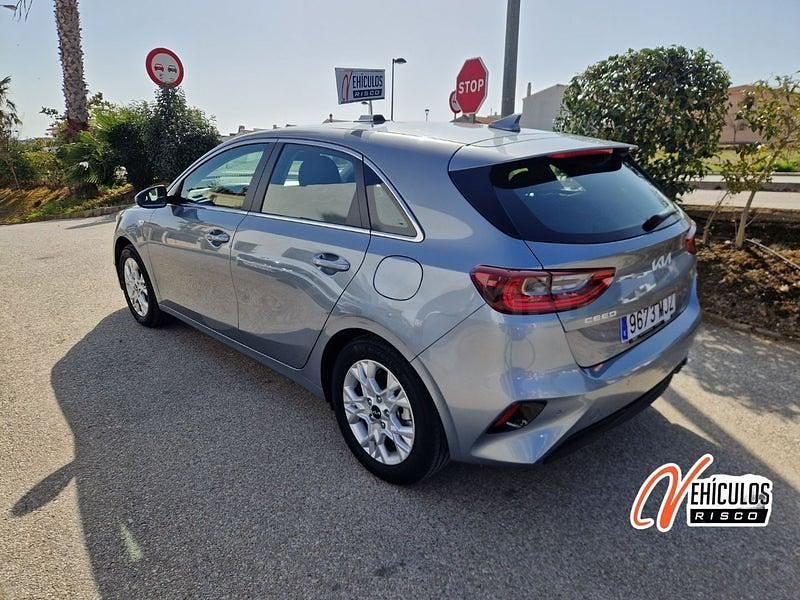 Usado Kia Ceed 100 CV (73 kW) 2023 Gris / plata Utilitario