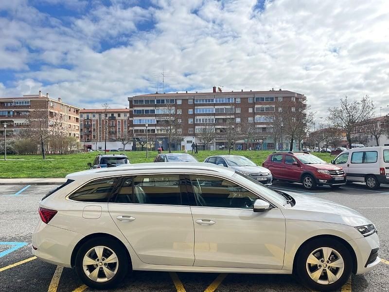 Usado Skoda Octavia Ambition 110 CV (80 kW) 2021 Blanco Familiar
