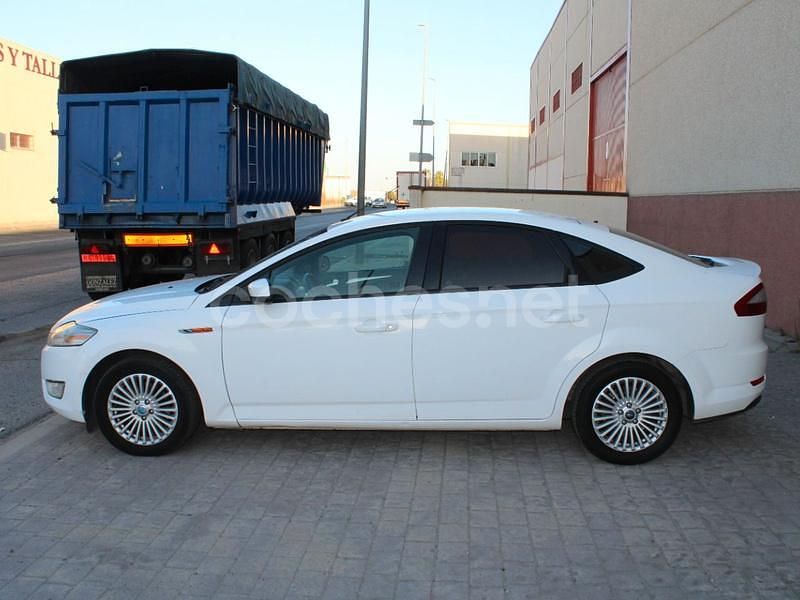 Usado Ford Mondeo Trend 125 CV (91 kW) 2010 Blanco Berlina