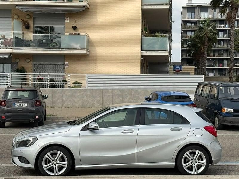 Usado Mercedes A180 Urban 109 CV (80 kW) 2014 Gris / plata Berlina