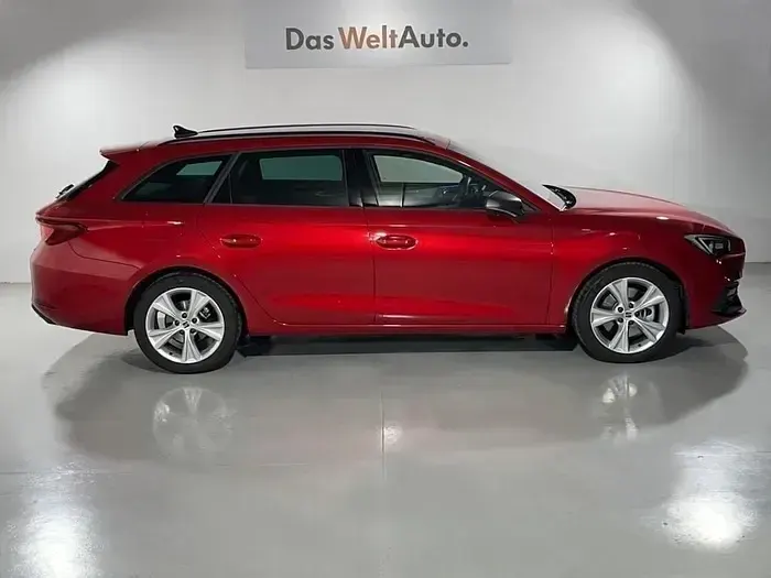 Usado Seat Leon FR 150 CV (110 kW) 2024 Rojo Familiar