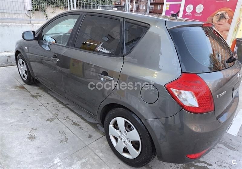 Usado Kia Ceed Plus 90 CV (66 kW) 2012 Gris / plata Utilitario