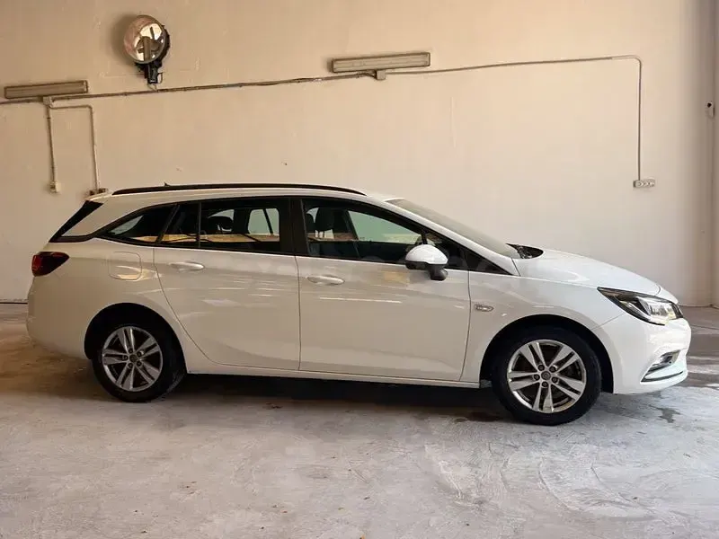 Usado Opel Astra Business 110 CV (80 kW) 2018 Blanco Familiar
