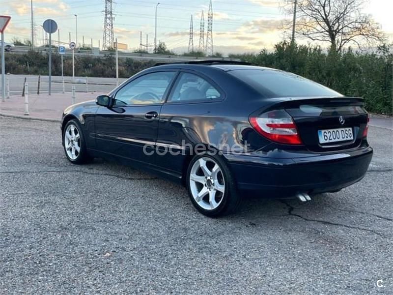 Usado Mercedes C220 143 CV (105 kW) 2004 Azul Berlina