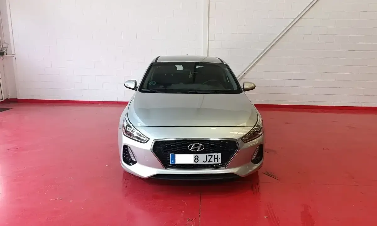 Usado Hyundai i30 110 CV (80 kW) 2017 Gris Berlina