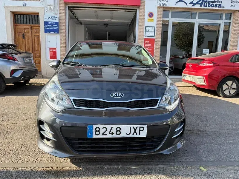 Usado Kia Rio 84 CV (61 kW) 2017 Gris / plata Berlina