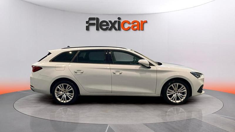 Usado Seat Leon Style 130 CV (95 kW) 2021 Blanco Familiar