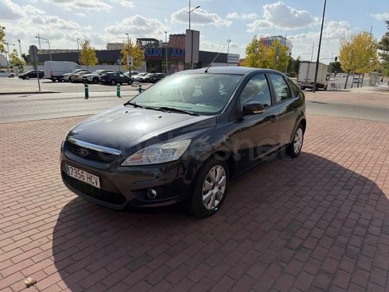 Usado Ford Focus Trend 100 CV (73 kW) 2011 Gris / plata Berlina