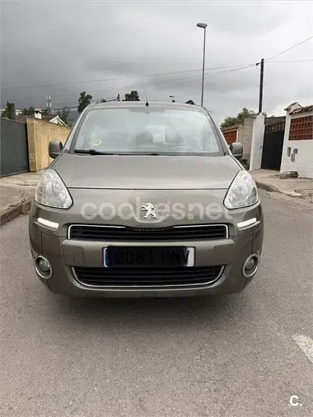 Usado Peugeot Partner Tepee Active 92 CV (67 kW) 2013 Marrón Monovolumen