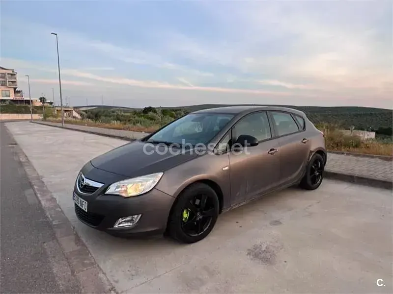 Usado Opel Astra Excellence 110 CV (80 kW) 2011 Gris / plata Berlina