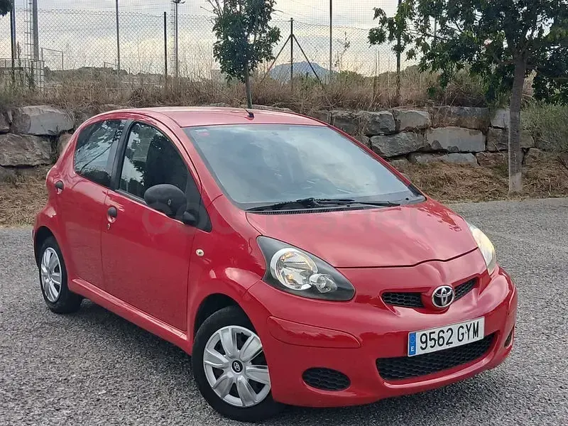 Usado Toyota Aygo Live 68 CV (50 kW) 2010 Rojo Utilitario