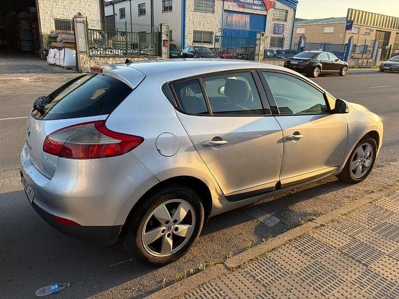 Usado Renault Mégane Dynamique 105 CV (77 kW) 2008 Gris / plata Berlina