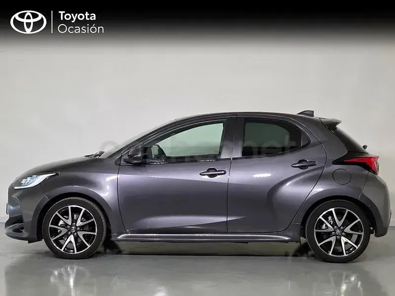 Usado Toyota Yaris Hybrid Style 116 CV (85 kW) 2022 Gris / plata Berlina