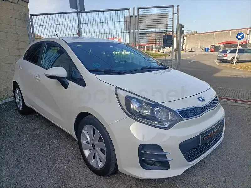 Usado Kia Rio 75 CV (55 kW) 2015 Blanco Berlina