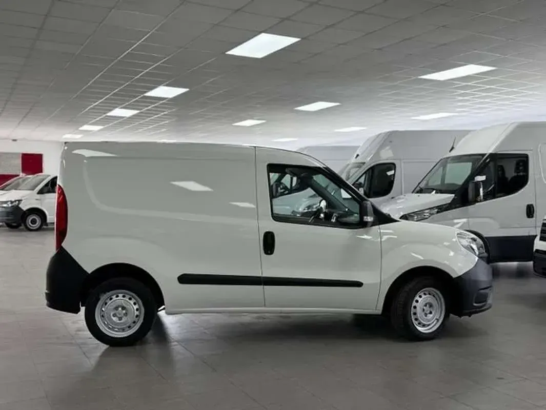 Usado Fiat Doblò 90 CV (66 kW) 2017 Blanco Monovolumen