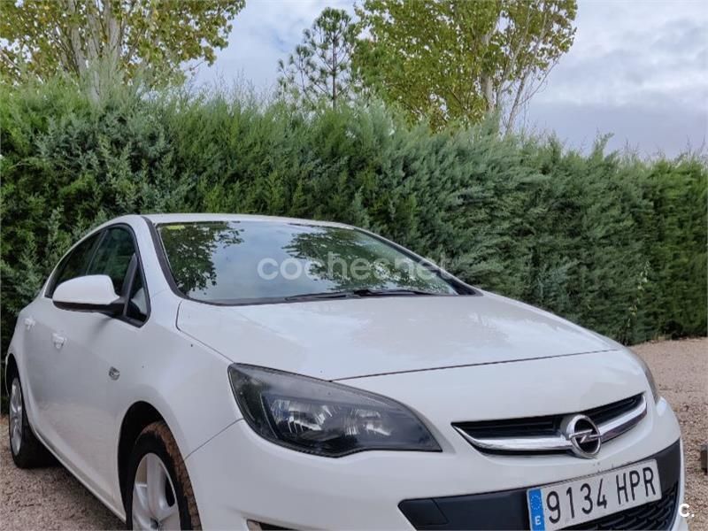 Blanco Usado 2013 Opel Astra Selective Berlina | 6200 € (Precio justo) - Imagen 1/4