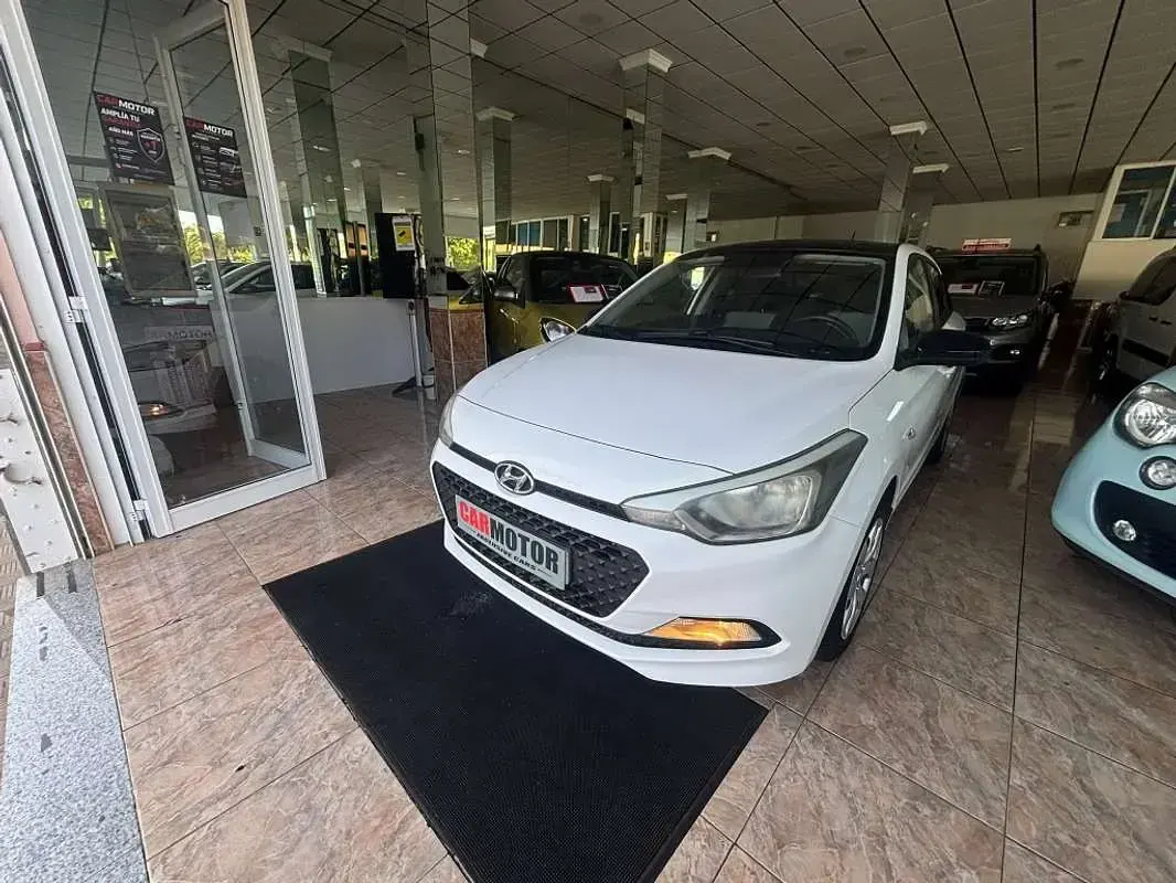 Usado Hyundai i20 84 CV (61 kW) 2016 Blanco Utilitario