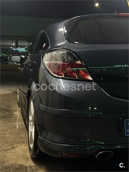 Usado Opel Astra Edition 200 CV (147 kW) 2006 Gris / plata Coupe