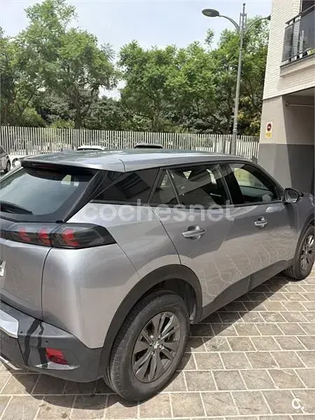 Usado Peugeot 2008 Active 130 CV (95 kW) 2023 Gris / plata SUV