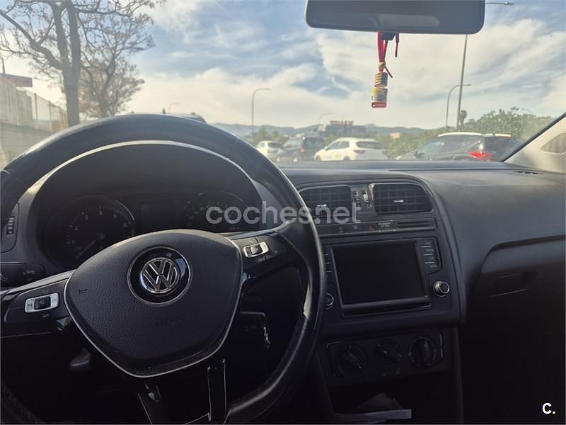 Usado VW Polo 75 CV (55 kW) 2017 Azul Berlina