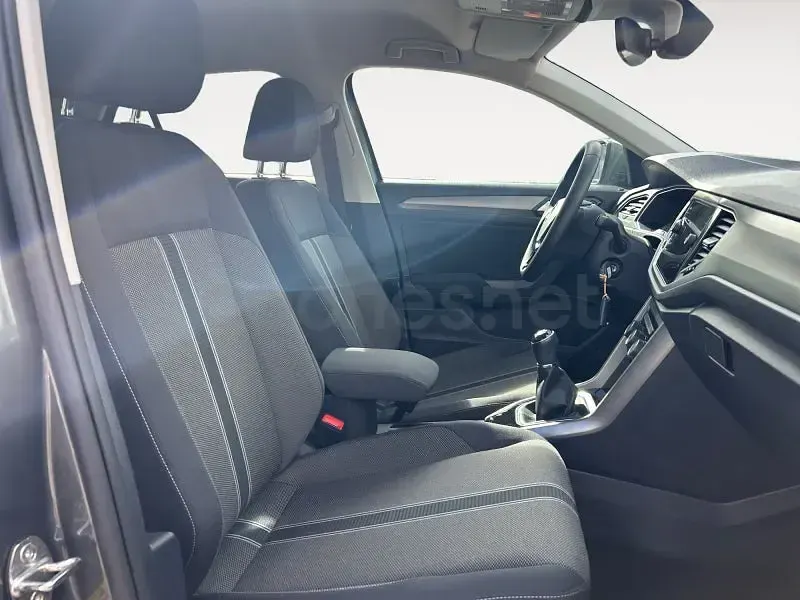 Usado VW T-Roc Advance 110 CV (80 kW) 2022 Gris / plata SUV