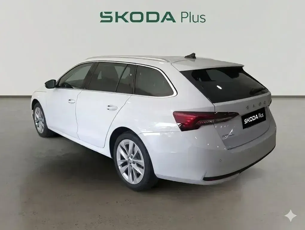 Usado Skoda Octavia 150 CV (110 kW) 2025 Blanco Familiar