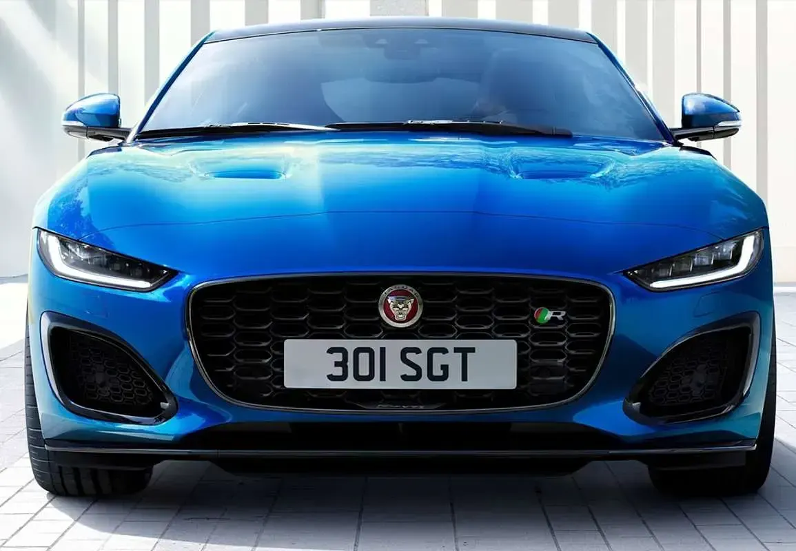 Usado Jaguar F-Type R-Dynamic 300 CV (220 kW) 2021 Gris Coupe