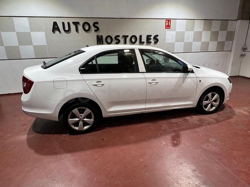 Usado Skoda Rapid Active 105 CV (77 kW) 2013 Blanco Berlina