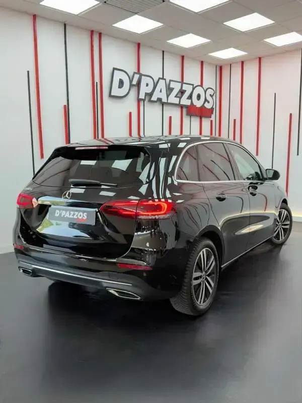 Usado Mercedes B180 116 CV (85 kW) 2019 Negro Utilitario