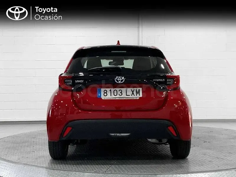 Usado Toyota Yaris Hybrid Active 116 CV (85 kW) 2022 Rojo Berlina