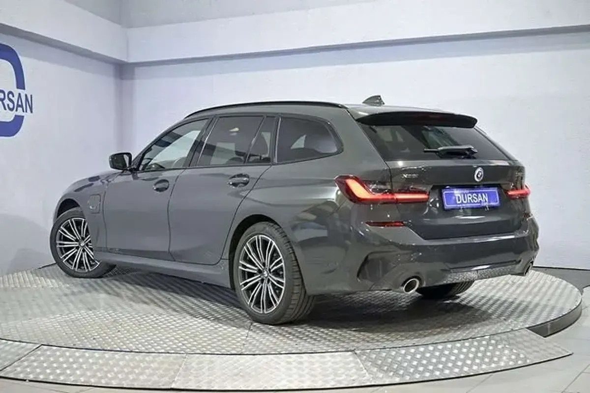 Usado BMW 320e Comfort Edition 204 CV (150 kW) 2022 Gris Familiar