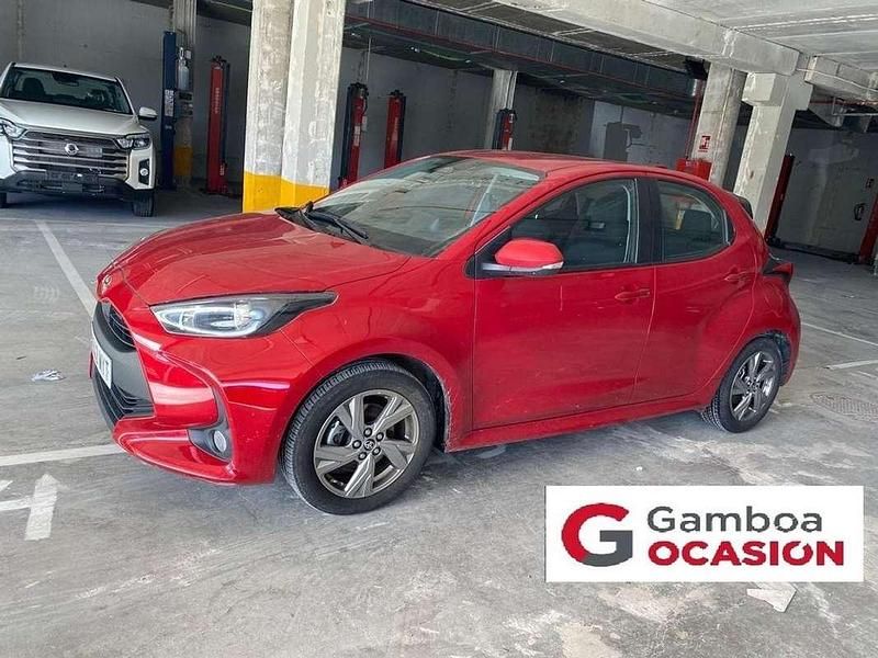 Usado Toyota Yaris Hybrid Active 116 CV (85 kW) 2025 Rojo Utilitario