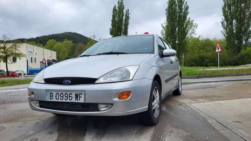 Plateado Usado 1999 Ford Focus Ghia Utilitario | 2500 € (Un poco caro) - Imagen 1/4