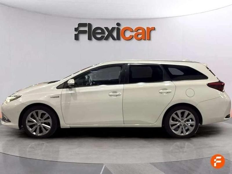 Usado Toyota Auris Touring Sports Active 136 CV (100 kW) 2017 Blanco Familiar