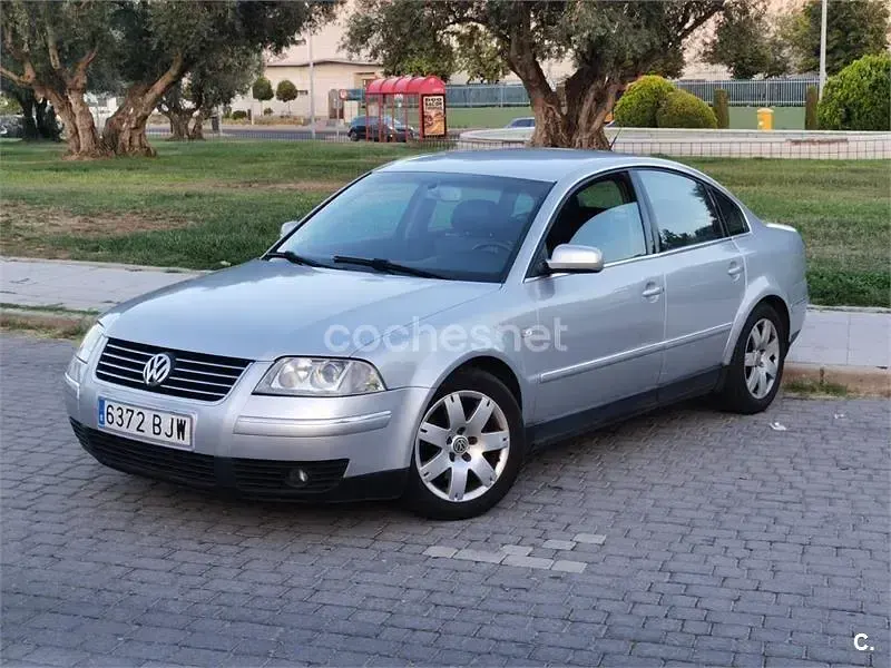 Usado VW Passat Highline 150 CV (110 kW) 2002 Gris / plata Berlina