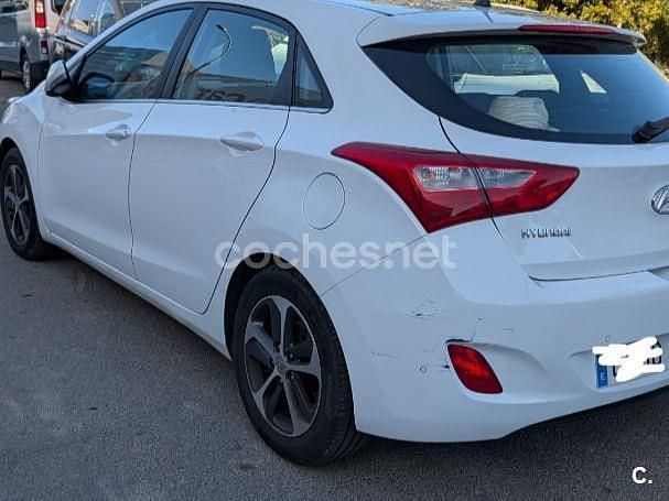 Usado Hyundai i30 90 CV (66 kW) 2015 Blanco Berlina