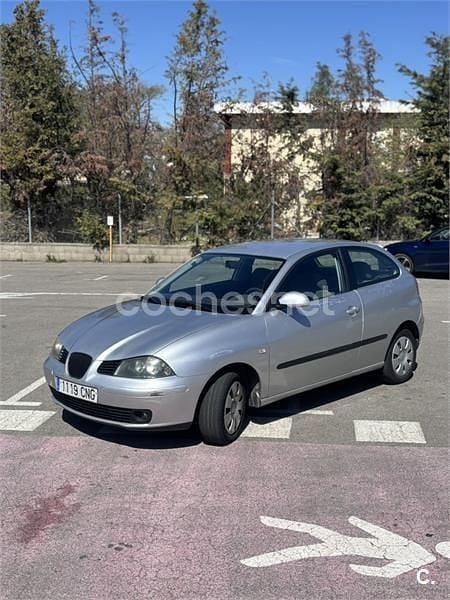 Usado Seat Ibiza Stella 100 CV (73 kW) 2003 Gris / plata Utilitario
