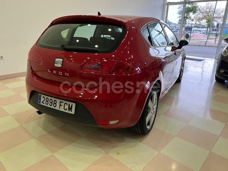 Usado Seat Leon Stylance 105 CV (77 kW) 2006 Granate Berlina