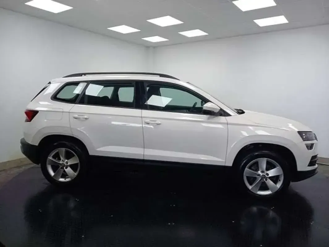 Usado Skoda Karoq Ambition 150 CV (110 kW) 2021 Blanco SUV