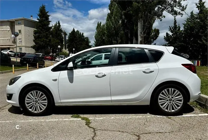 Używany Opel Astra Excellence 110 KM (80 kW) 2015 Biały Sedan/Limuzyna