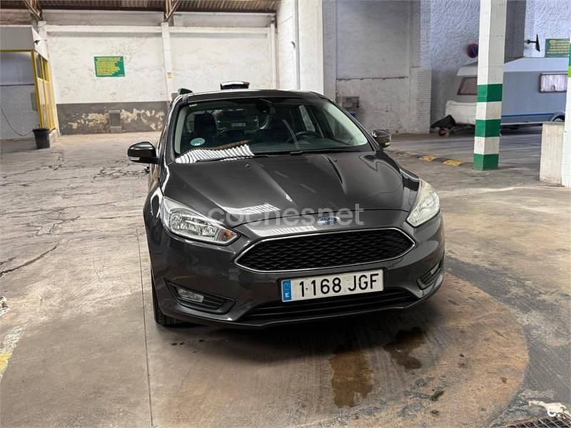 Gris / plata Usado 2015 Ford Focus Trend Berlina | 6500 € (Buen precio) - Imagen 1/4