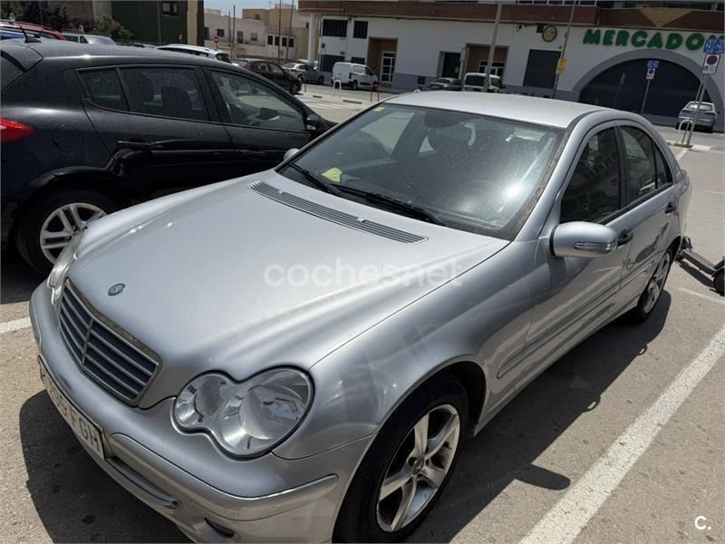 Usado Mercedes C220 Classic 143 CV (105 kW) 2005 Gris / plata Berlina