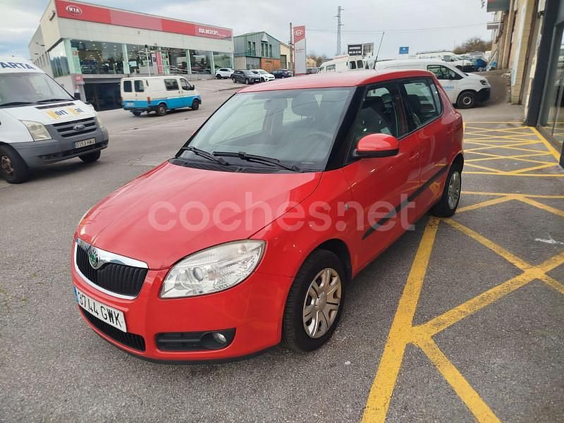 Usado Skoda Fabia 60 CV (44 kW) 2010 Rojo Berlina
